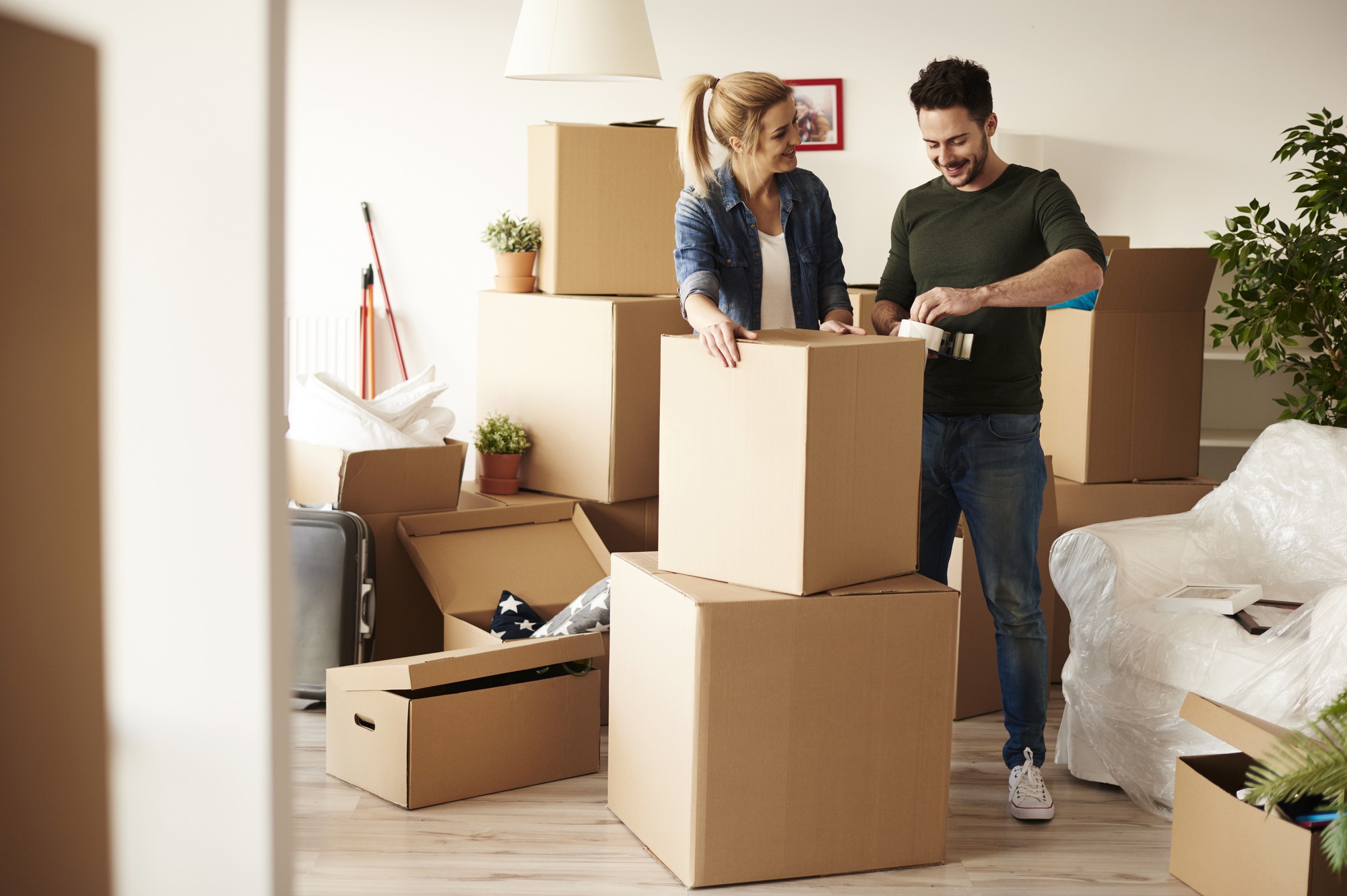 couple-packing-stuff-plenty-cardboard-boxes couple-packing-stuff-plenty-cardboard-boxes